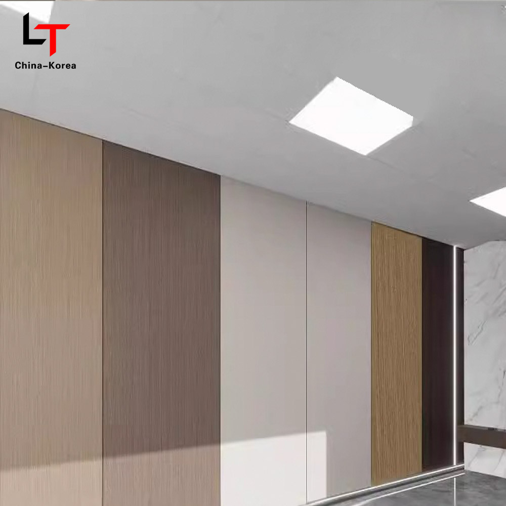 Pannelli murali decorativi in ​​grana di legno impiallacciata in PVC ecologico 1220 × 2440 mm per rivestimento di pareti interne Impermeabile resistente ai graffi facile da installare