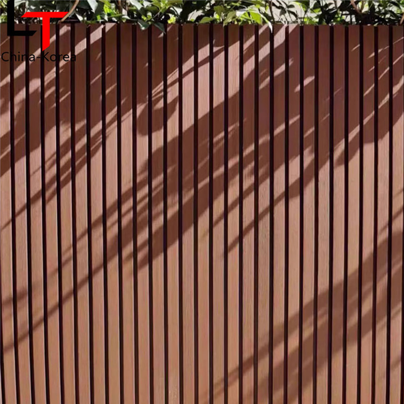 Struttura in legno e motivo nero Rivestimento per pareti esterne a doghe Rivestimenti decorativi esterni per la casa Pannelli murali per esterni scanalati in Wpc
