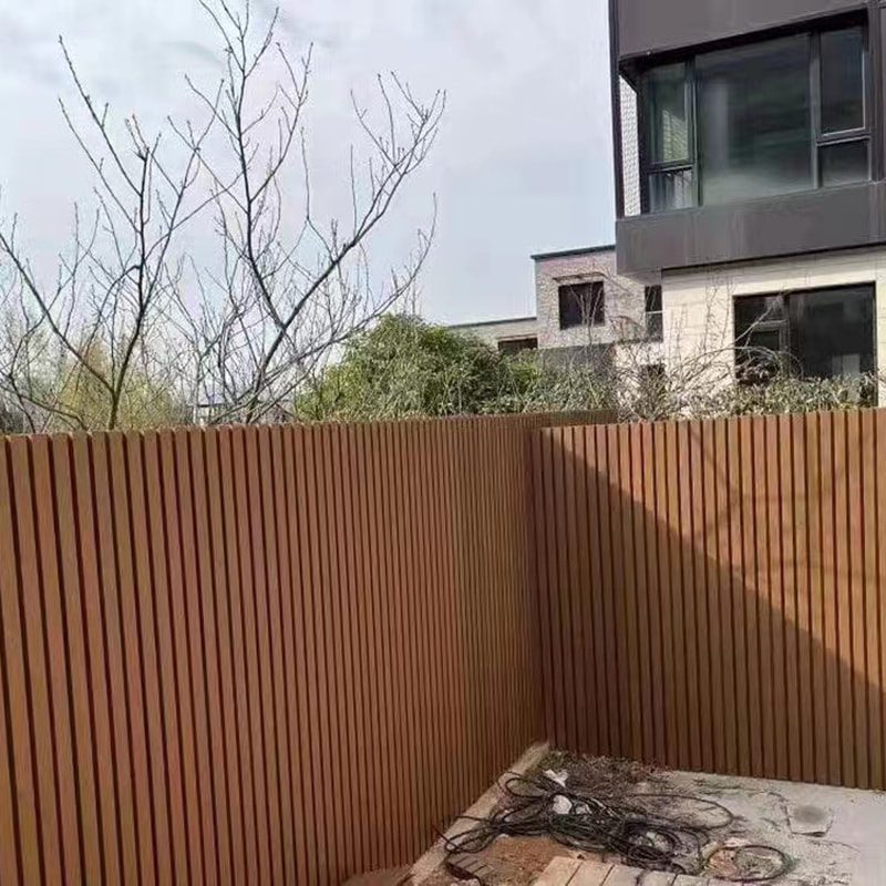 Schermo decorativo per recinzione a coestrusione Resistente agli agenti atmosferici Wpc Composito Privacy Recinzione da giardino Resistente al sole Resistente all'usura Anti-termite Facile da installare